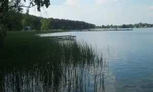 Lubelskie jeziora: Od kurortów po dzikie plaże gdzie na urlop?