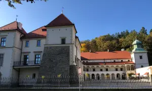 Sucha Beskidzka: Odkryj Mały Wawel i legendy Beskidów