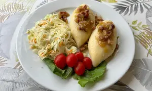 Gdzie zjeść w Mrągowie? Najlepsze ryby, kartacze i kawiarnie