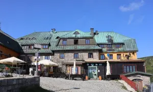 Ile kosztuje schronisko? Aktualne ceny i triki na tańszy nocleg.