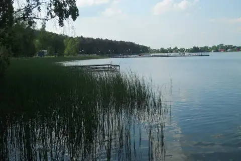 Lubelskie jeziora: Od kurortów po dzikie plaże gdzie na urlop?