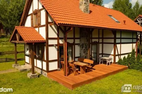 Jak znaleźć idealny domek nad jeziorem w pomorskim? Kaszuby i ceny