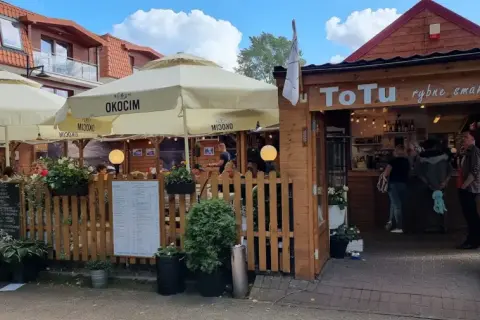 Jastrzębia Góra: Gdzie zjeść? Ryby, widoki i smaki na każdą kieszeń