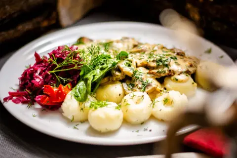 Katowice: Gdzie zjeść? Przewodnik po najlepszych restauracjach i smakach!