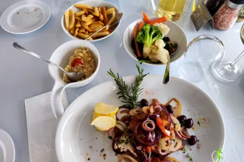 Pafos: Gdzie zjeść dobrze i tanio? Sprawdzone restauracje i meze