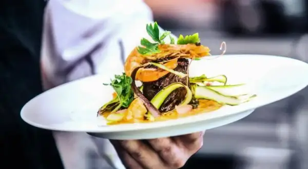 Warszawa: Gdzie zjeść? Przewodnik po najlepszych restauracjach na każdą okazję