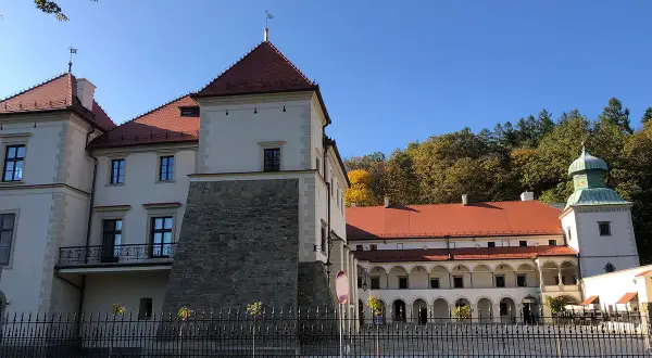 Sucha Beskidzka: Odkryj Mały Wawel i legendy Beskidów