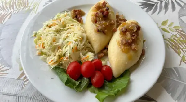 Gdzie zjeść w Mrągowie? Najlepsze ryby, kartacze i kawiarnie
