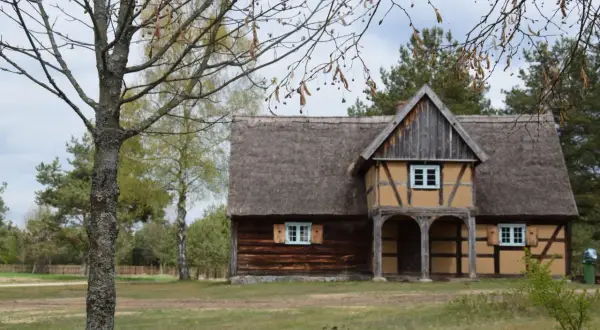 Skansen na Kaszubach: Wdzydze czy Szymbark? Wybierz idealny!