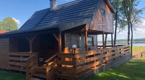 Domek nad jeziorem Narie? Wybierz idealny i zaplanuj urlop!