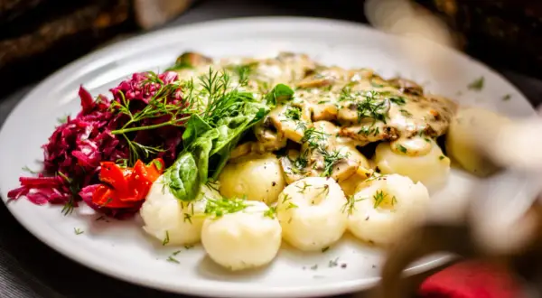 Katowice: Gdzie zjeść? Przewodnik po najlepszych restauracjach i smakach!
