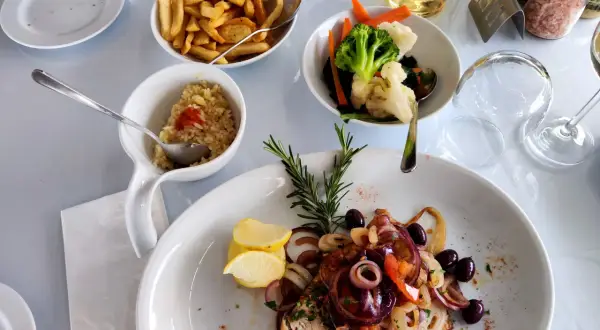 Pafos: Gdzie zjeść dobrze i tanio? Sprawdzone restauracje i meze