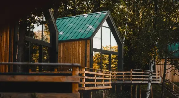 Dolny Śląsk: Domki nad jeziorem z jacuzzi? Znajdź swój raj!