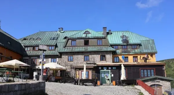 Ile kosztuje schronisko? Aktualne ceny i triki na tańszy nocleg.