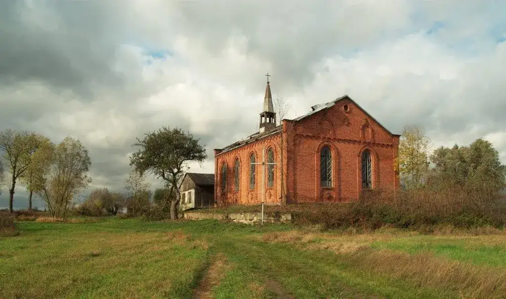 Kości&oacute;ł ewangelicki z Wykowa w Skansenie Wiączemin