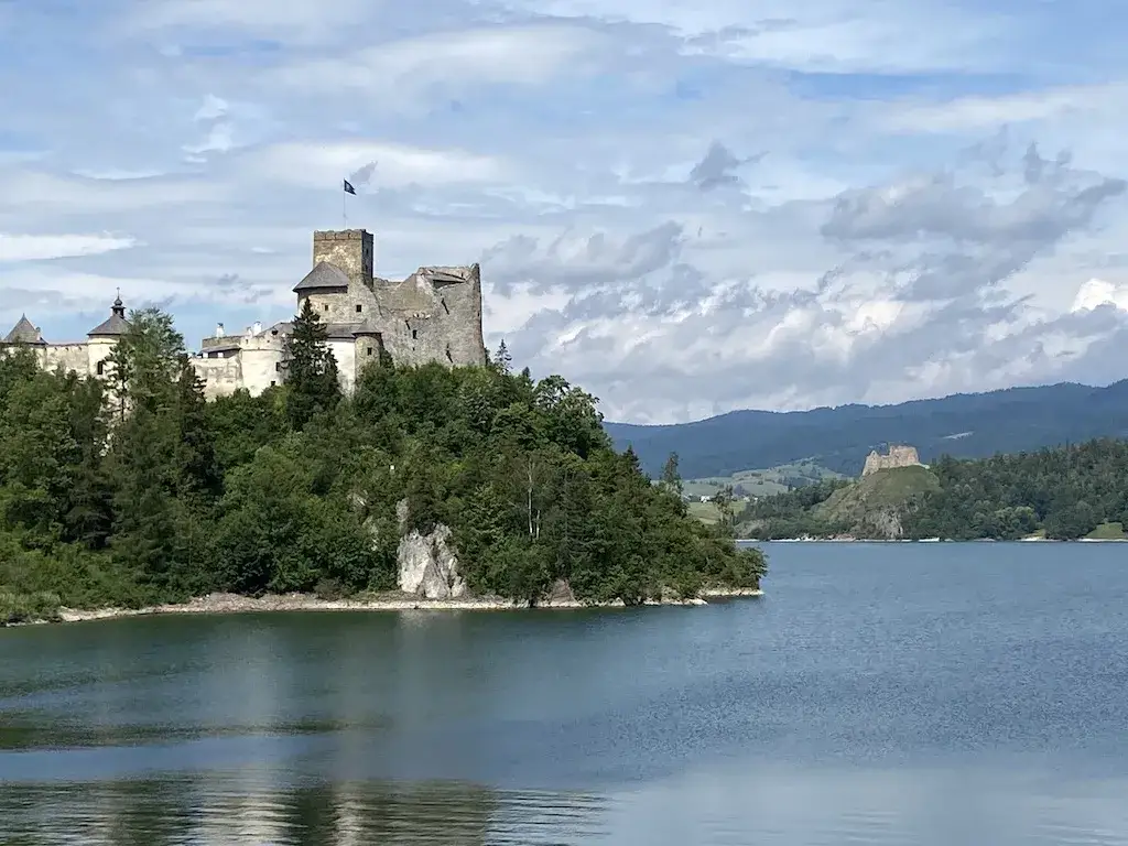 Krajobraz Czorsztyna z jeziorem i zamkiem