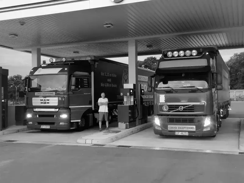 rodzina w podróży samochodem, kierowca ciężarówki na parkingu, pasażer na lotnisku odpoczywający