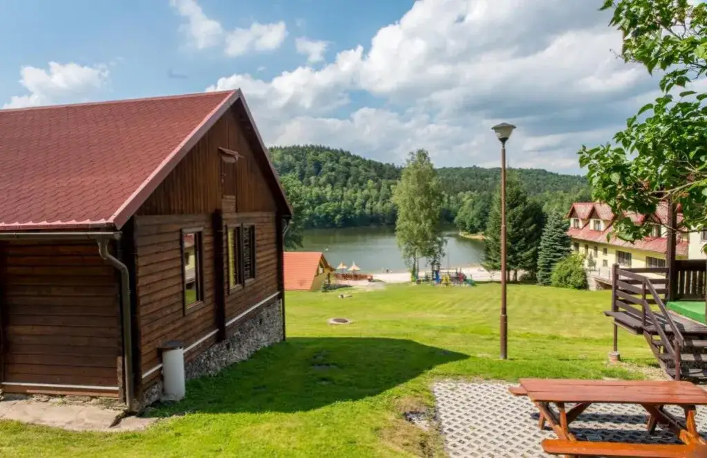 Domki nad jeziorem Dolny Śląsk widok