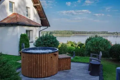 Domek letniskowy z widokiem na jezioro balia sauna