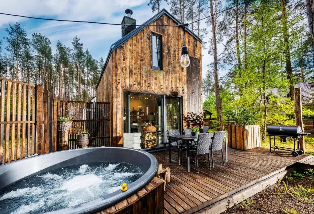 domek nad jeziorem jacuzzi sauna