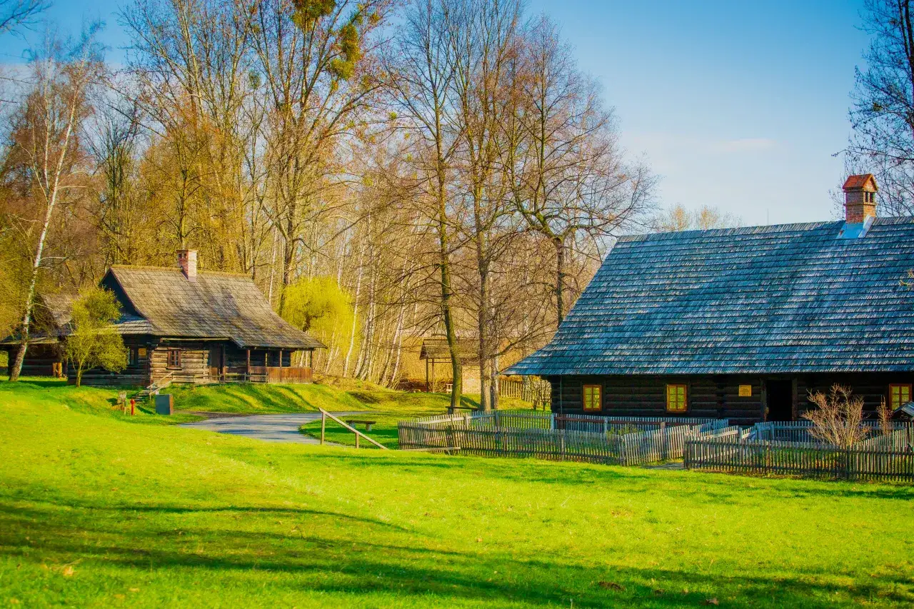 Skansen Chorzów widok ogólny obiekty drewniane