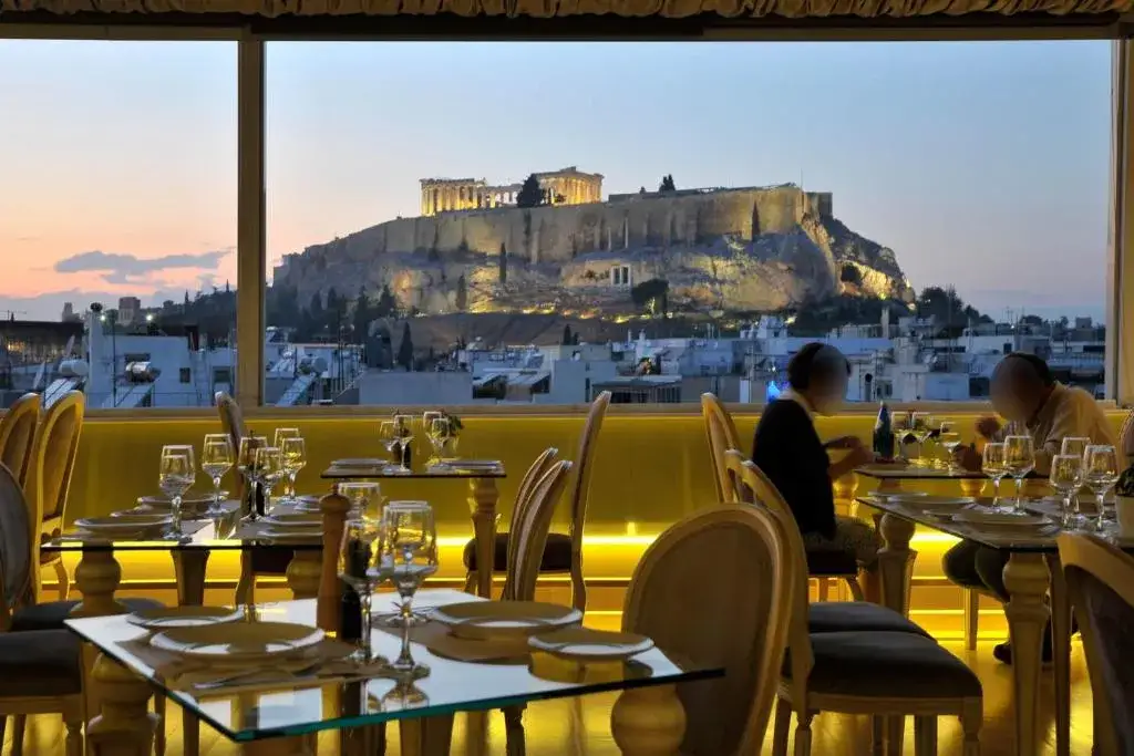 Ateny restauracja widok na Akropol nocą