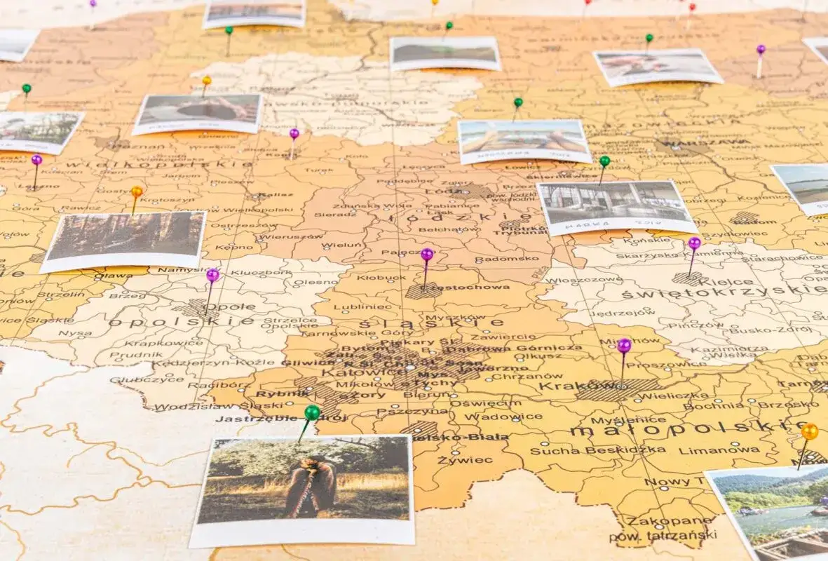 Mapa Polski z zaznaczonymi regionami turystycznymi i wskazówkami dotyczącymi elastyczności podróży