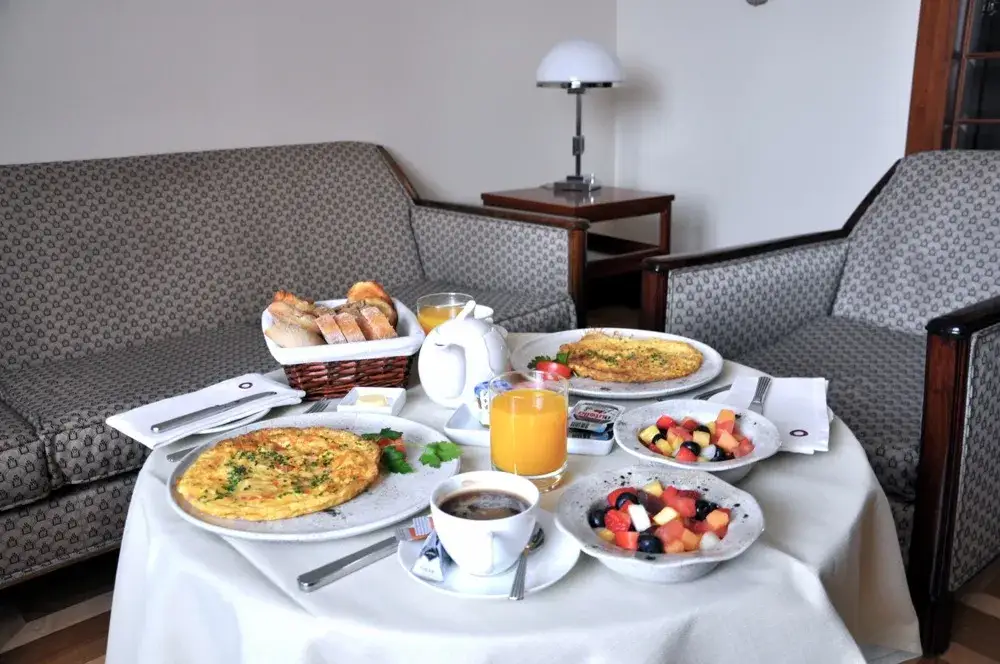 hotel pok&oacute;j gościnny śniadanie