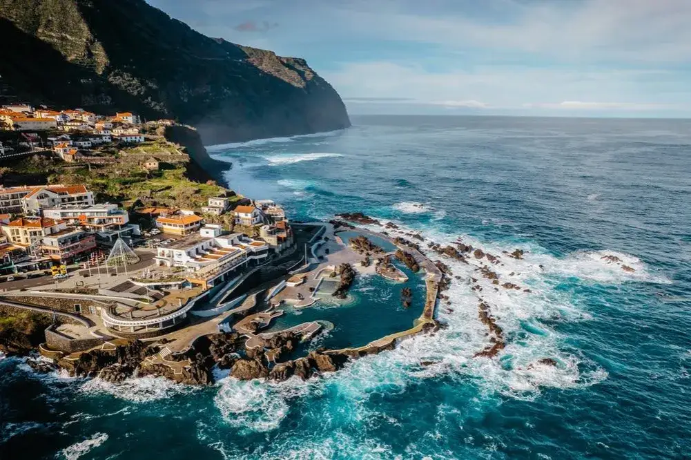 Naturalne baseny lawowe Porto Moniz