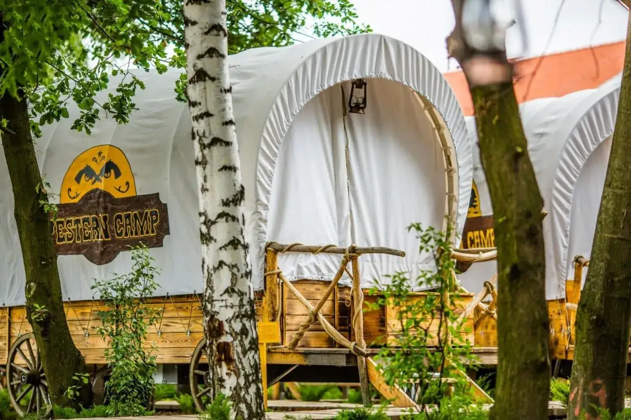 Western Camp Resort Zator domki tipi wozy