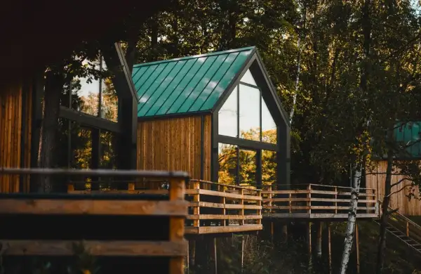 Dolny Śląsk: Domki nad jeziorem z jacuzzi? Znajdź swój raj!